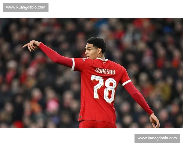 宽萨捧起欧青赛冠军奖杯！红军生涯完美谢幕