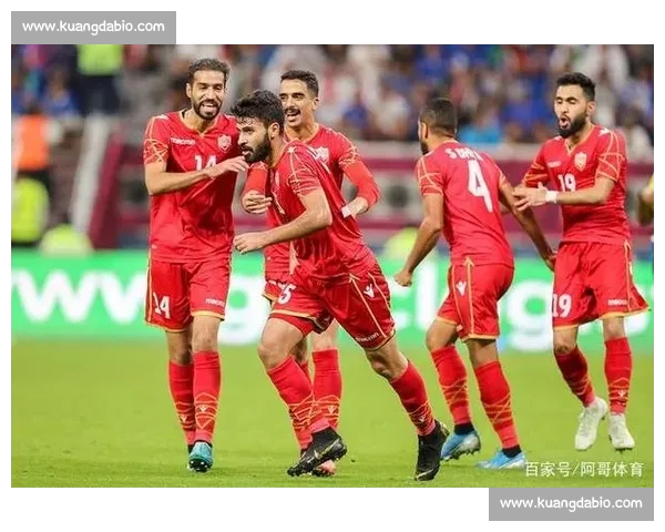 宽萨捧起欧青赛冠军奖杯！红军生涯完美谢幕