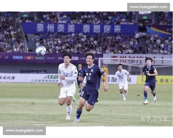 苏超争议一幕！泰州 5 号恶意踹人染红，裁判判罚引球迷集体声讨