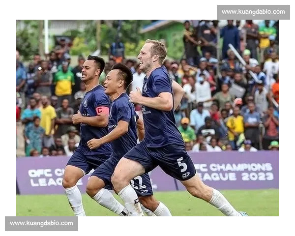 李明携子亮相世俱杯！高颜值父子同框引热议