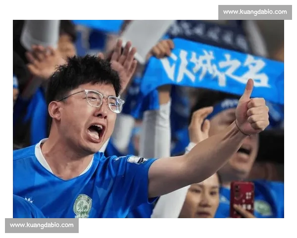 苏超单场观众破 3 万创历史,长三角球迷专列点燃热潮 苏超单场观众破 3 万创历史,长三角球迷专列点燃热潮