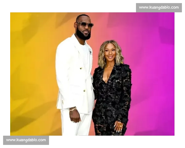 萨瓦娜劝老詹退役:家庭与篮球的终极博弈 萨瓦娜劝老詹退役:家庭与篮球的终极博弈